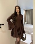 Шоколадное платье с длинными рукавами воланами