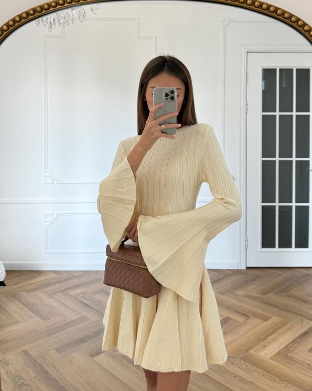 Молочное платье с длинными рукавами воланами