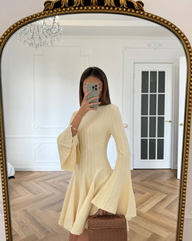 Молочное платье с длинными рукавами воланами