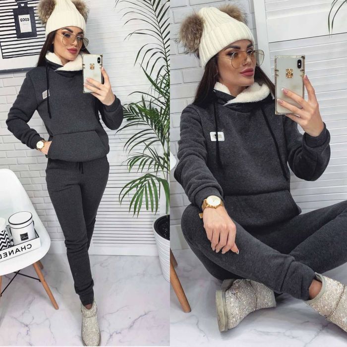 Теплый женский костюм с капюшоном серого цвета