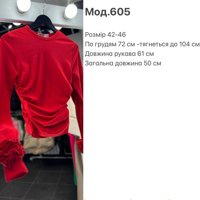 Стильный лонгслив украшен розами на рукавах черного цвета