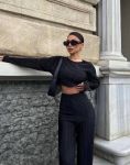 Женский костюм из легкой ткани черного цвета