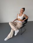 Крутезные спортивные брюки бежевого цвета