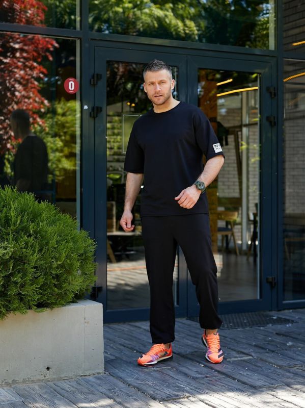 Чоловічий спортивний костюм чорного кольору