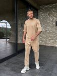 Стильный повседневный мужской костюм бежевого цвета