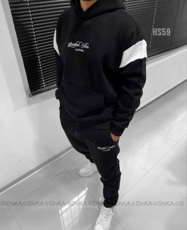 Спортивный мужской костюм черного цвета