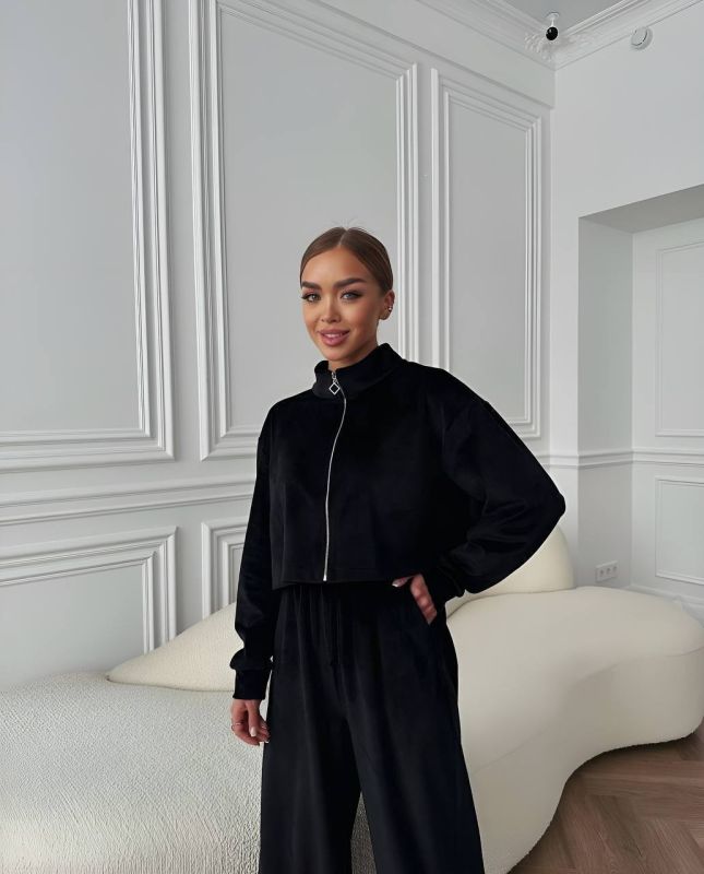 Плюшевый женский костюм черного цвета