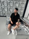 Современный спортивный мужской костюм черного цвета