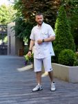 Современный стильный мужской костюм белого цвета