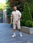 Современный стильный мужской костюм песочного цвета