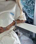 Плюшево-велюровый костюм молочного цвета