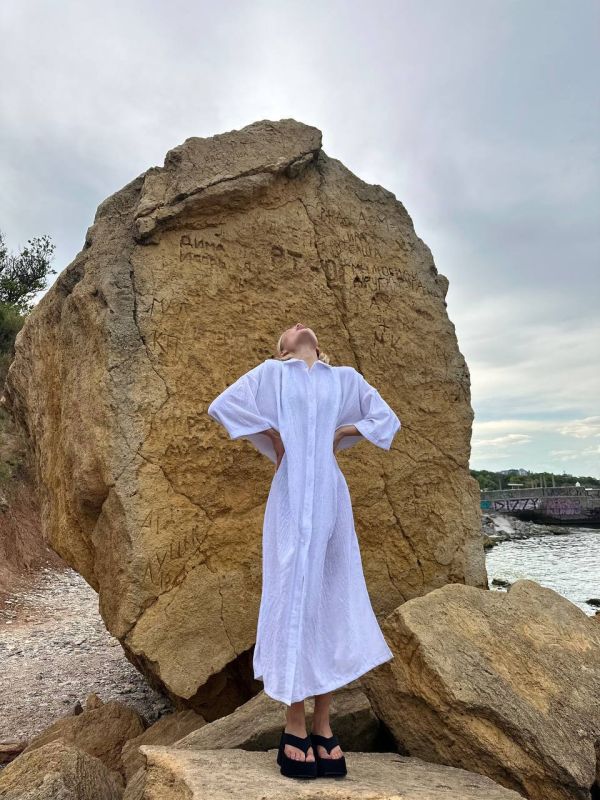 Летнее легкое льняное платье белого цвета