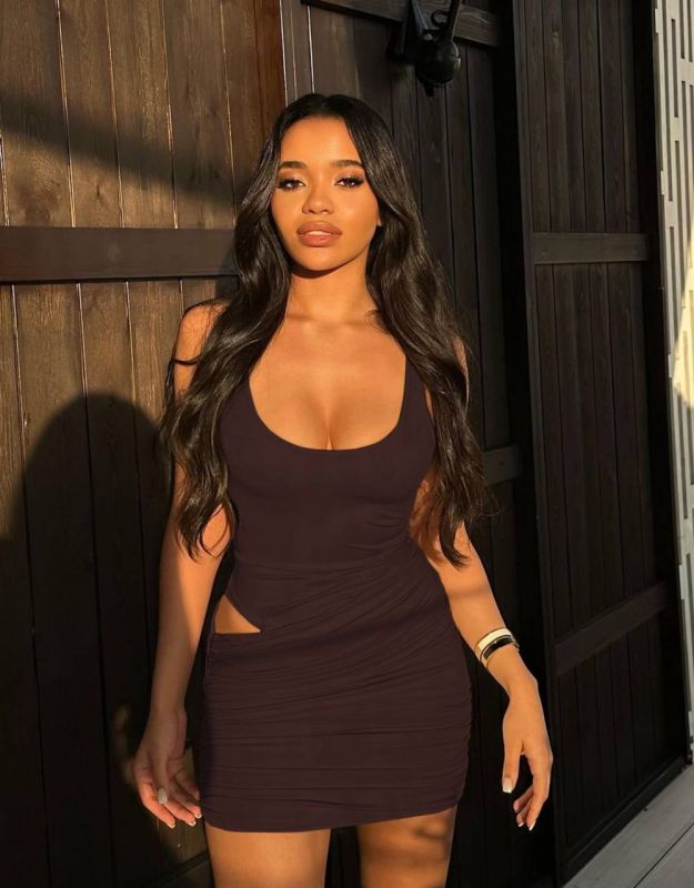 Современное платье с соблазнительным вырезом шоколадного цвета