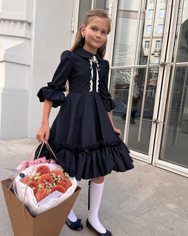 Элегантное и лаконичное платье для девочек синего цвета