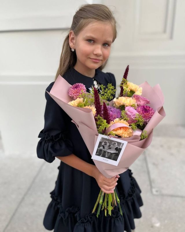 Элегантное и лаконичное платье для девочек синего цвета