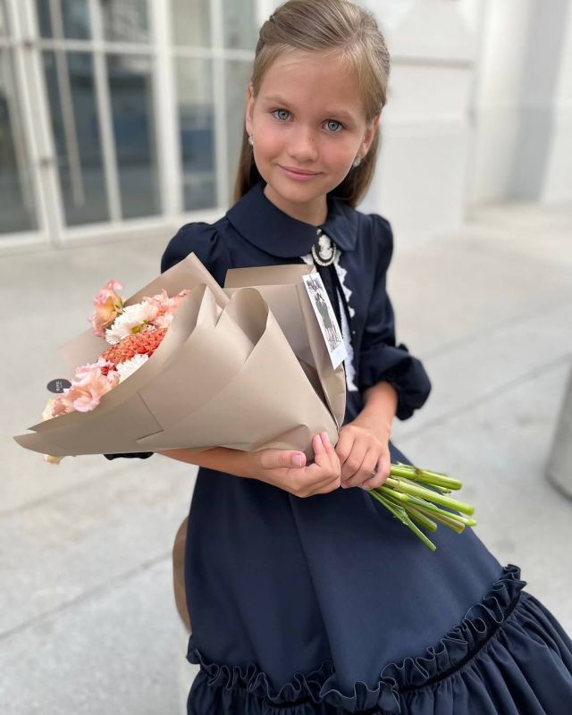 Элегантное и лаконичное платье для девочек синего цвета
