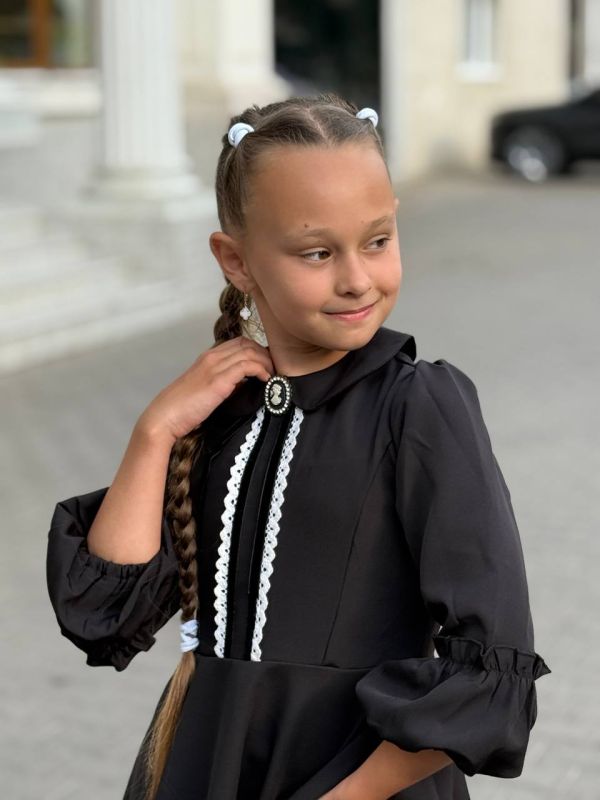 Элегантное и лаконичное платье для девочек черного цвета