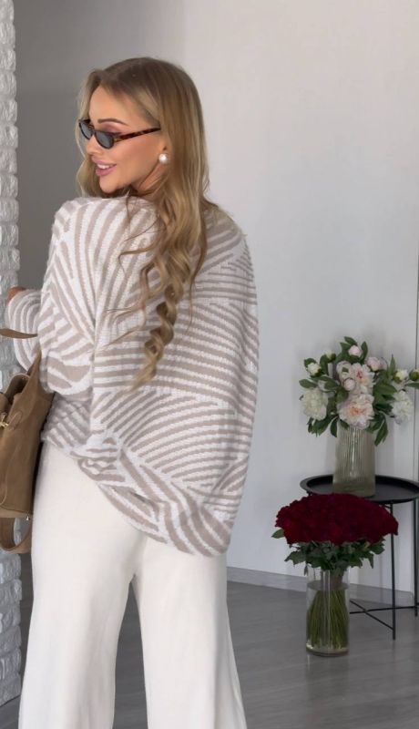 Женский свитер Oversized бежевого цвета
