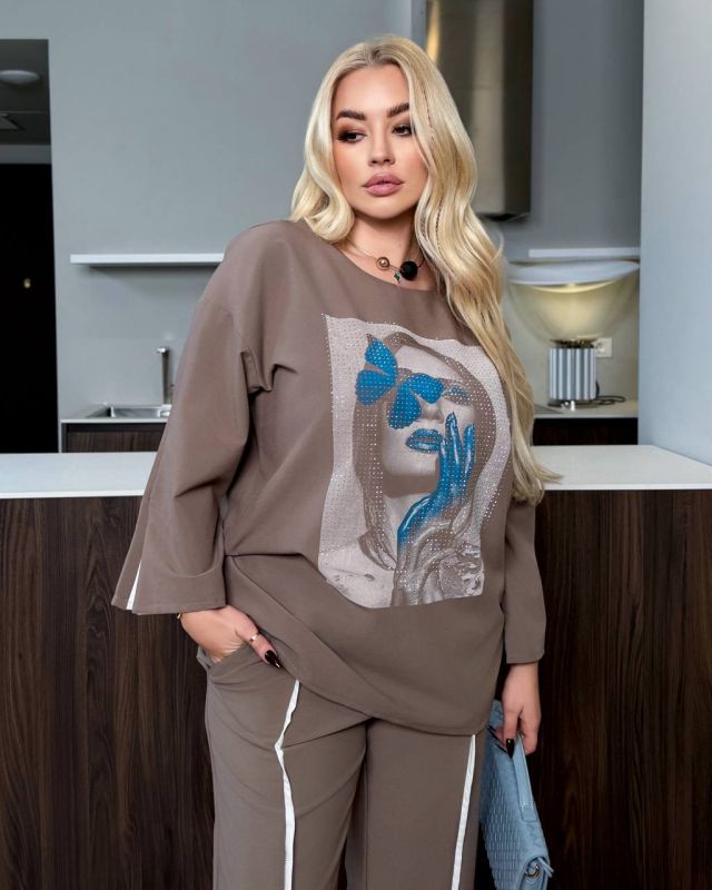 Стильный и красивый прогулочный костюм цвета мокко