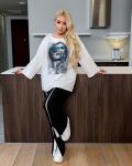 Стильный и красивый прогулочный костюм черно-белого цвета