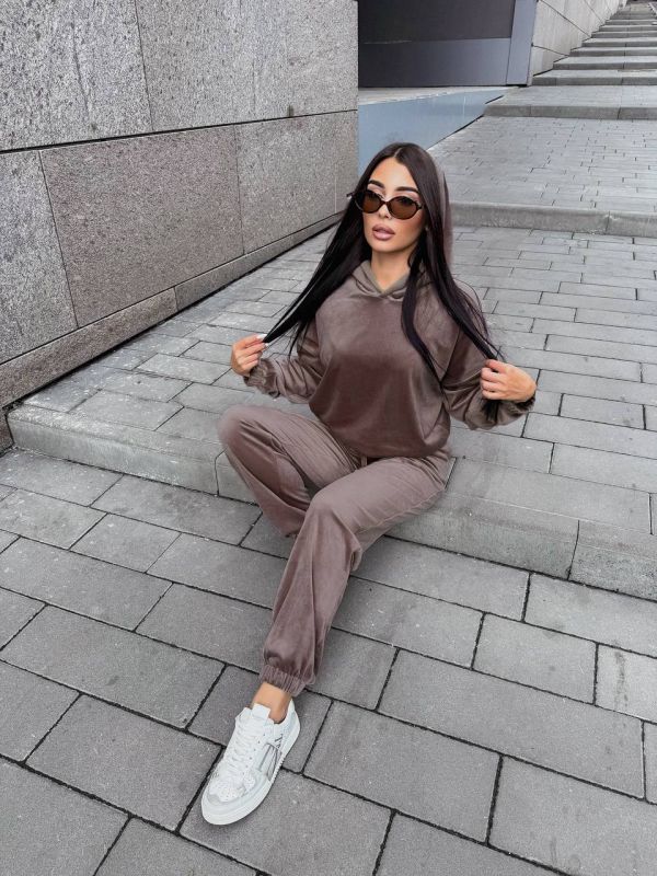 Жіночий велюровий костюм кольору мокко