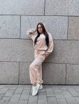 Женский велюровый костюм бежевого цвета