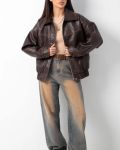 Стильный oversize бомбер из экокожи с отложным воротником шоколадного цвета