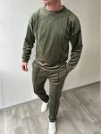 Стильный и комфортный костюм из легкого велюра цвета хаки