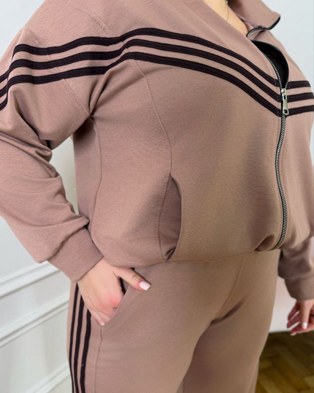 Крутезный спортивный костюм цвета мокко