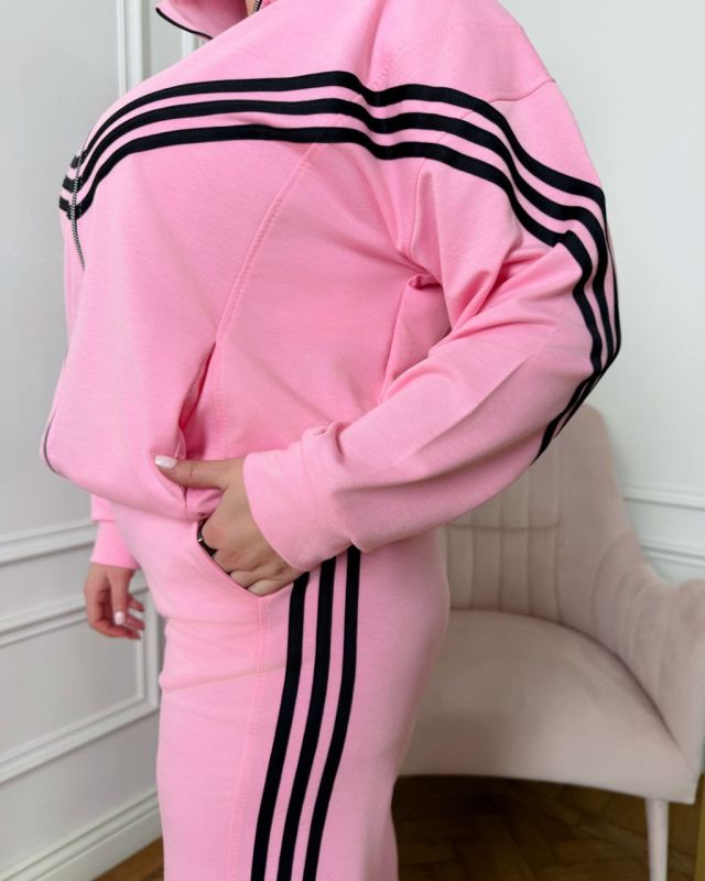 Крутезный спортивный костюм розового цвета