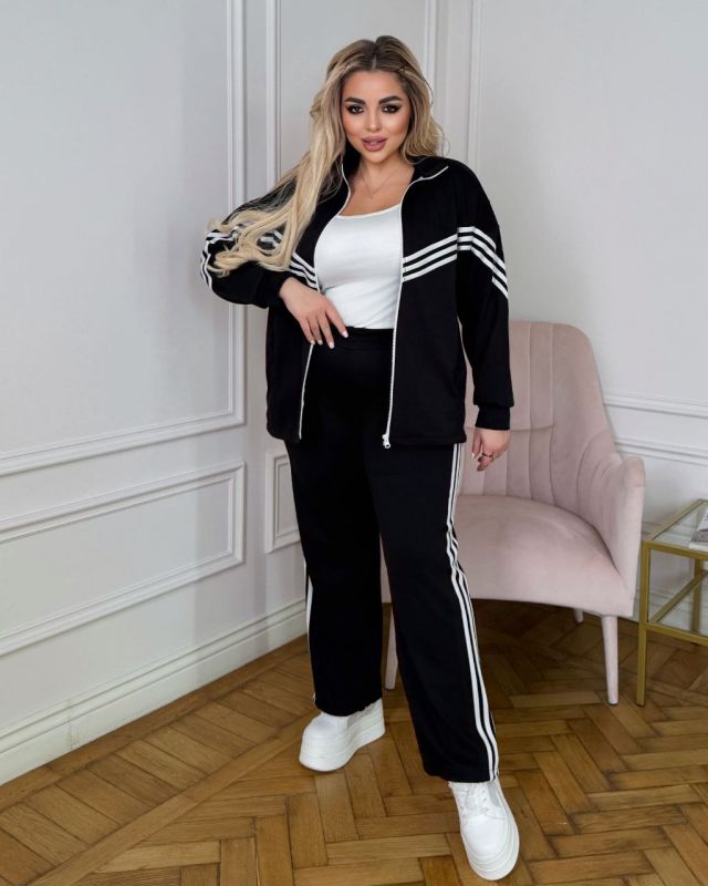Крутезный спортивный костюм черного цвета