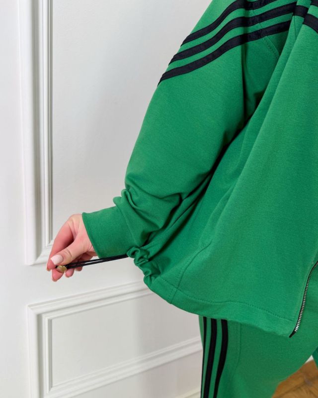 Крутезный спортивный костюм зеленого цвета
