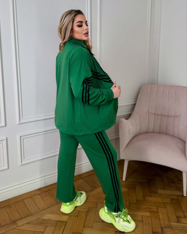 Крутезный спортивный костюм зеленого цвета