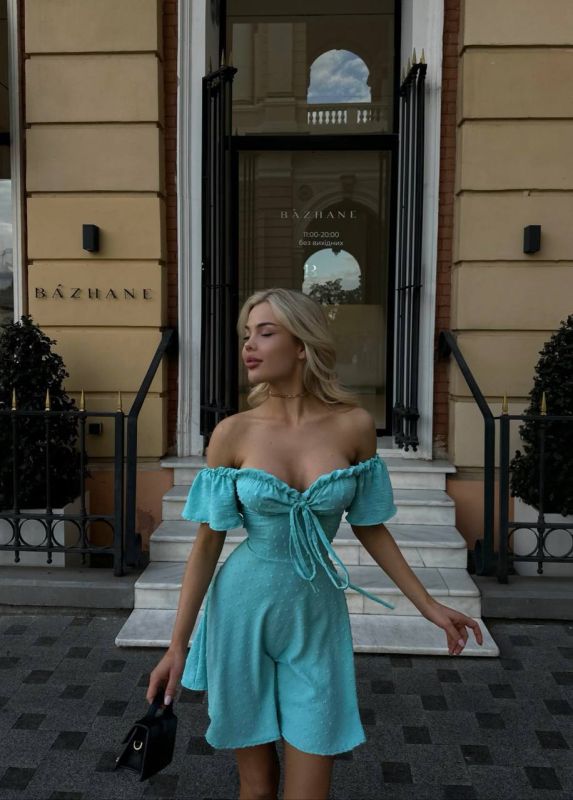 Приголомшлива літня сукня мʼятного кольору