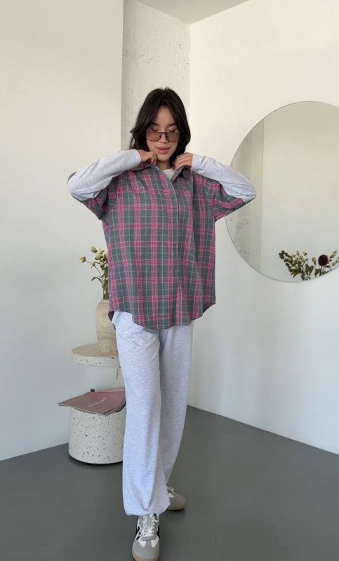 Стильный и комфортный костюм серо розовый