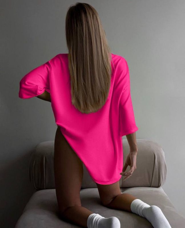 Супер яркая футболка малинового цвета