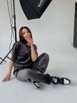 Стильный весенний велюровый костюм графитового цвета