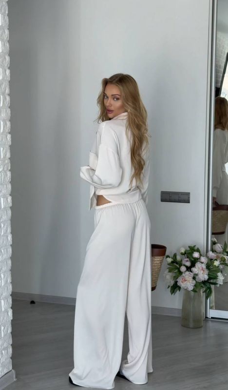 Акуратний та красивий жіночий костюм кольору айворі