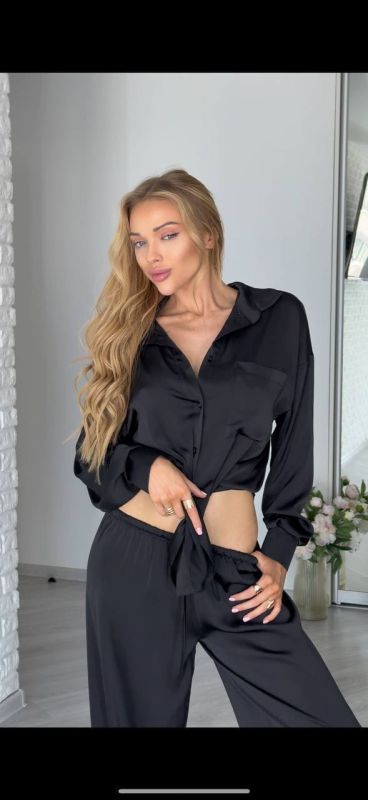 Аккуратный и красивый женский костюм черного цвета