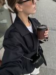 Стильный и современный тренч на подкладке черного цвета