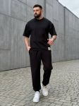 Стильный мужской костюм: футболка и удобные брюки черного цвета