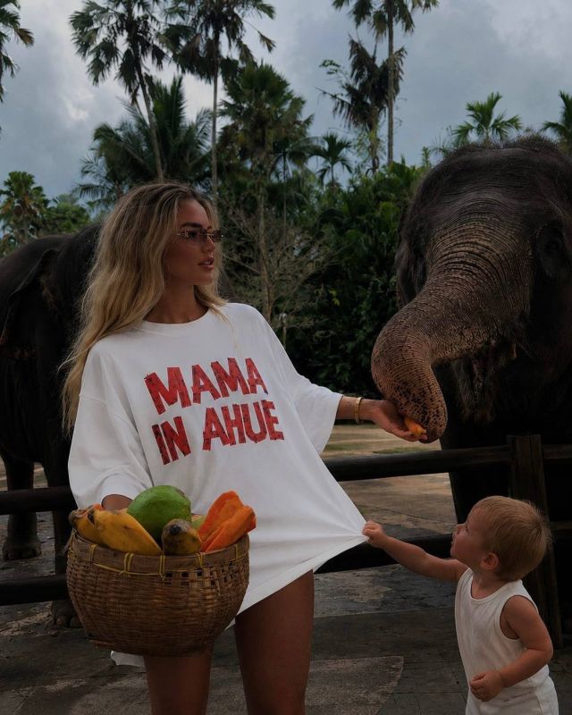 Футболка белого цвета MAMA IN AHUE...