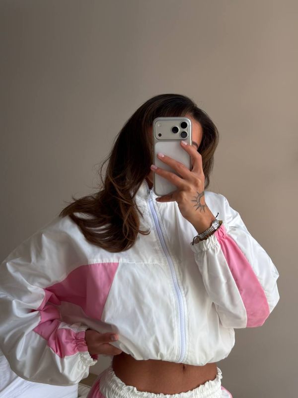 Стильный и практичный костюм из высококачественной плащевки молочного цвета